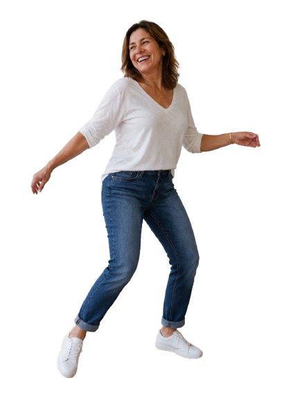 Colaboradora sorrindo, em movimento, em fundo branco, para marcação das regiões de dor musculoesquelética