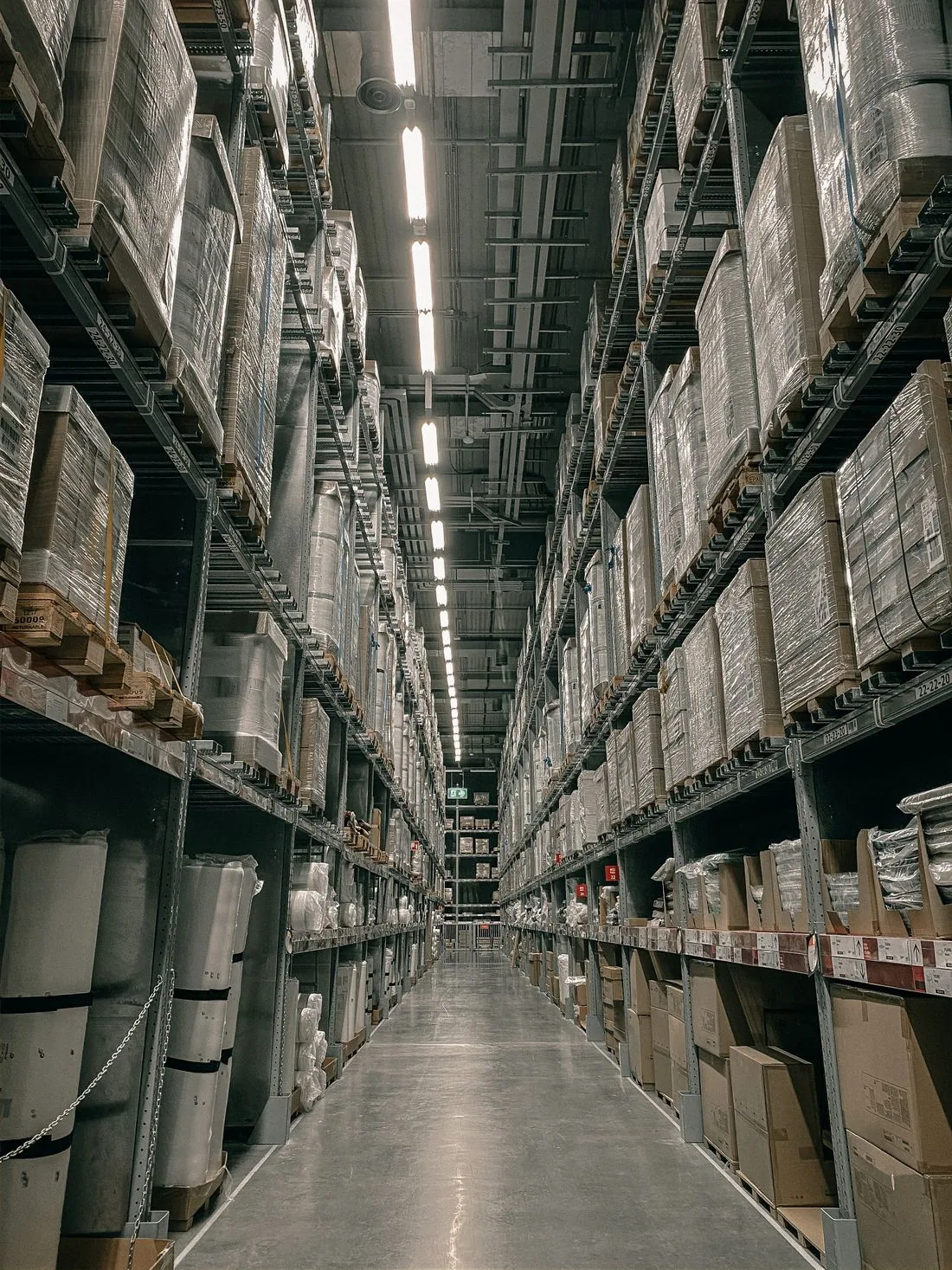 Corredor de galpão logístico moderno com prateleiras