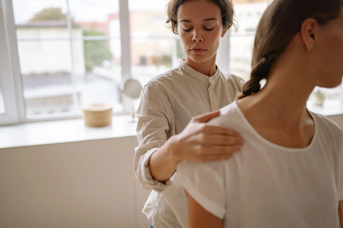 Fisioterapeuta atende cliente em clínica moderna