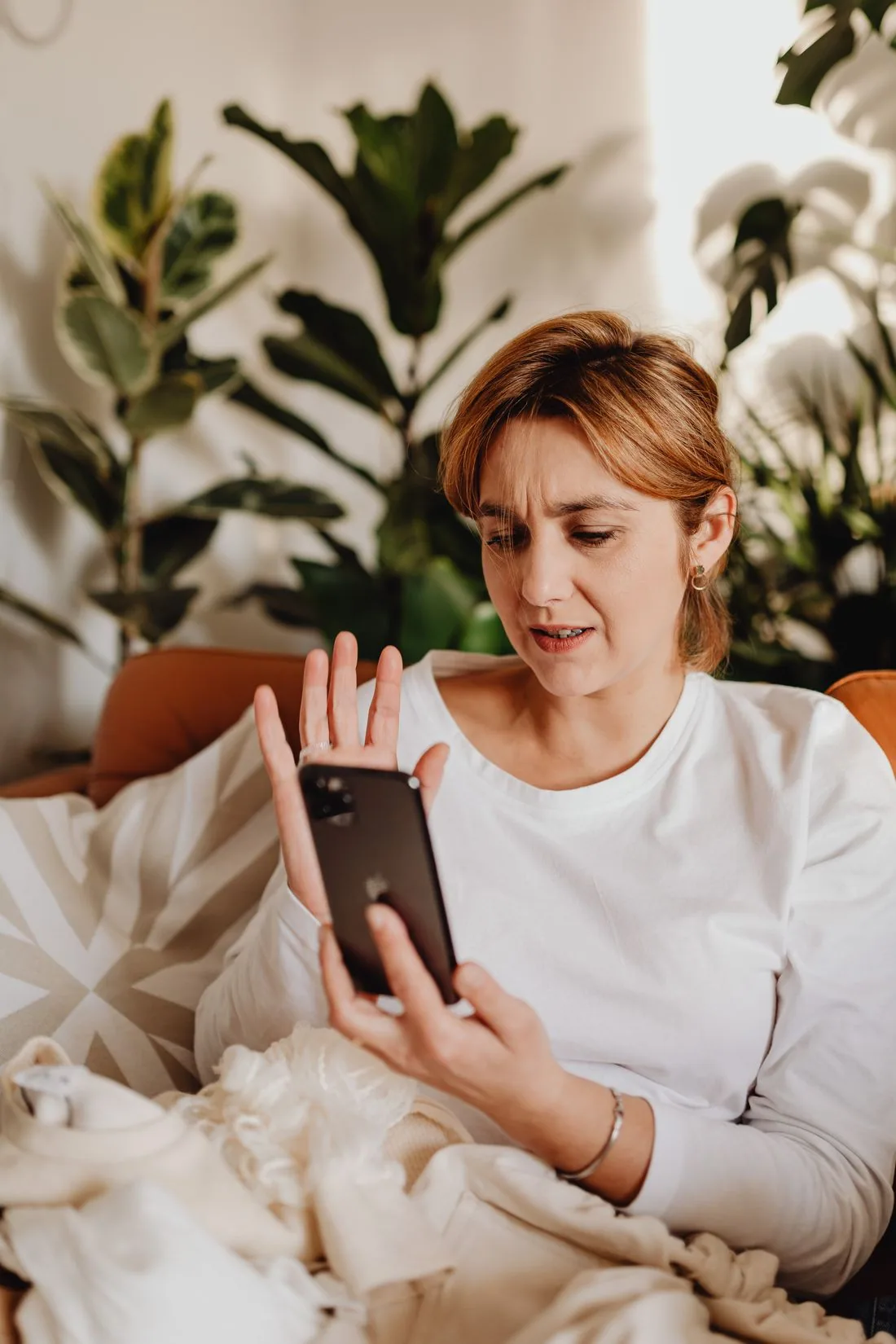 Colaboradora em consulta por vídeo pelo celular