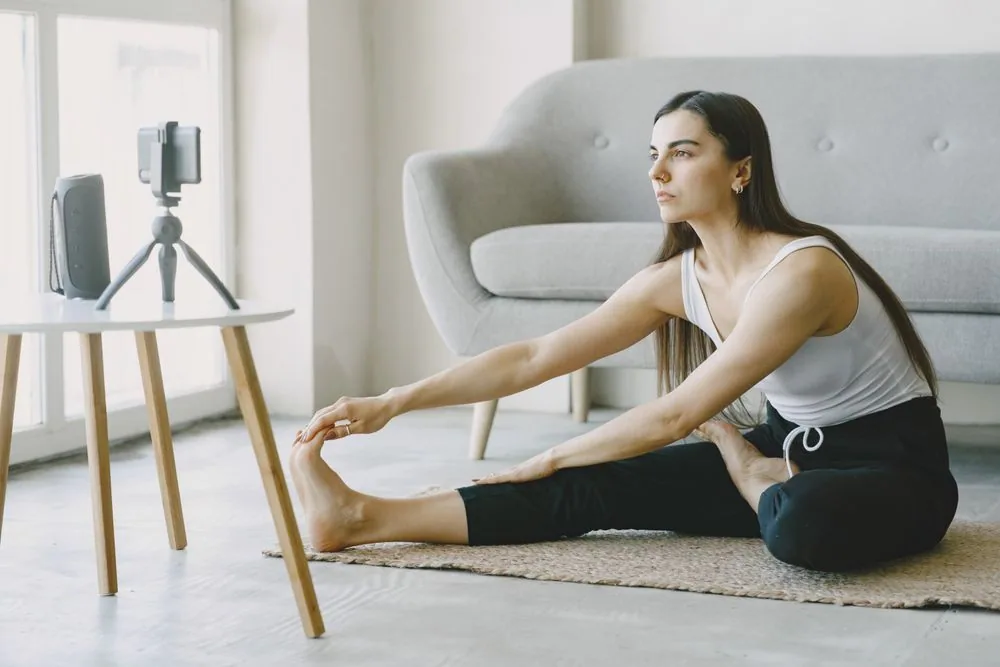 Colaboradora fazendo exercício de prevenção guiado em casa