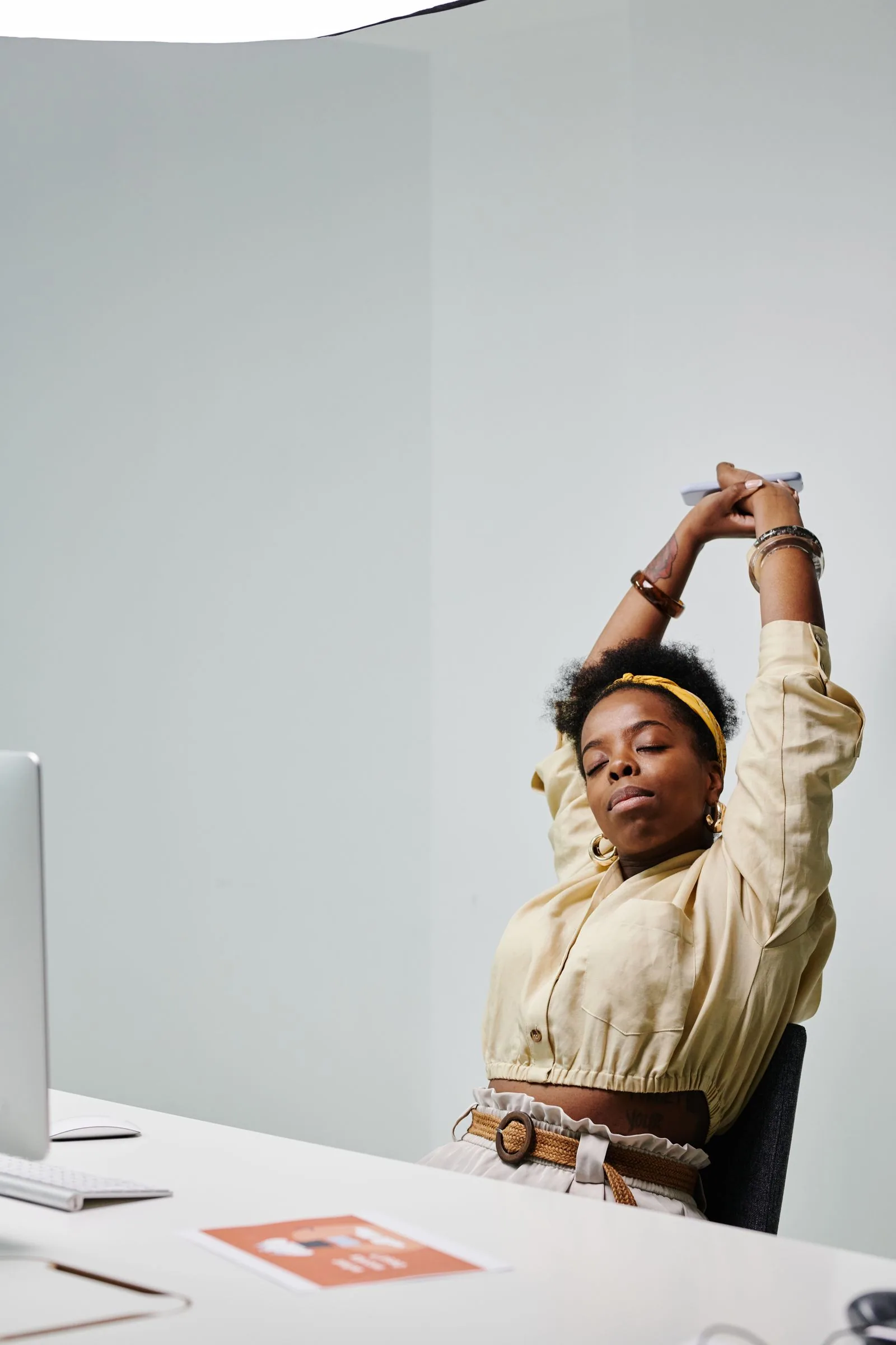 Colaboradora fazendo um alongamento no próprio posto de trabalho